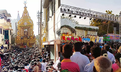 தூய பனிமயமாதா பேராலய தங்கத்தேரோட்டம்- பல்லாயிரக்கணக்கானோர் பங்கேற்பு