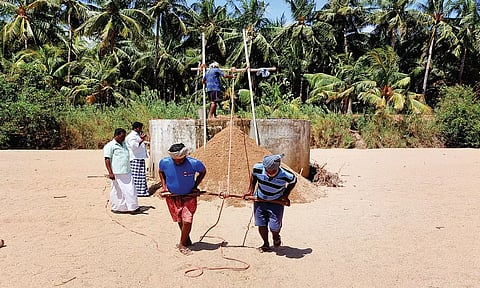 மூலவைகையாற்றில் உறைகிணறு தூர்வாரும் பணி நடைபெற்று வருகிறது.