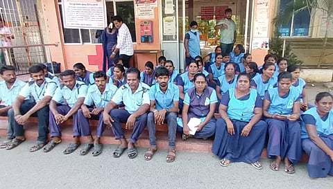 நாமக்கல் அரசு மருத்துவமனையில் தர்ணா போராட்டத்தில் ஈடுபட்ட தூய்மை பணியாளர்கள்.