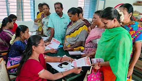 மகளிர் உரிமைத்தொகை பெறுவதற்காக 2-வது கட்டமாக விண்ணப்பங்கள் பதிவு செய்யும் பணி இன்று தொடங்கியது. சேலம் முள்ளுவாடி கேட் பகுதியில் உள்ள அரசு நடுநிலைப் பள்ளியில் விண்ணப்பங்களை பதிவு செய்ய திரண்ட பெண்கள். 