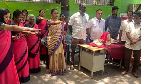 பெண்கள் தாய்ப்பால் கொடுப்பது குறித்த உறுதிமொழி ஏற்றுக் கொண்ட காட்சி.