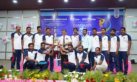  டி-10 கிரிக்கெட் போட்டியில் வெற்றி பெற்ற எம்.ஐ.டி கல்லூரி அணிக்கு பரிசு கோப்பை வழங்கப்பட்ட காட்சி.