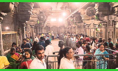 சாமி தரிசனம் செய்வதற்காக கோவில் பிரகாரத்தில் நீண்ட வரிசையில் காத்திருந்த பக்தர்கள்.