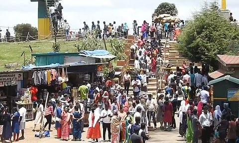 மோயர்பாயிண்ட் பகுதியில் குவிந்த சுற்றுலா பயணிகள்.