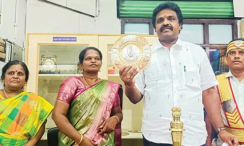 கருணாநிதி உருவம் பொறித்த கலைத்தட்டை மேயர் சண்.ராமநாதன் காண்பித்தார்.