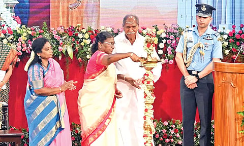 புதுச்சேரி ஜிப்மர் ஆஸ்பத்திரியில் புற்றுநோய் சிகிச்சைக்கான நவீன கதிரியக்க கருவியை ஜனாதிபதி திரவுபதிமுர்மு தொடங்கி வைத்தார். அருகில் கவர்னர் தமிழிசை சவுந்தரராஜன், முதலமைச்சர் ரங்கசாமி உள்ளனர்.