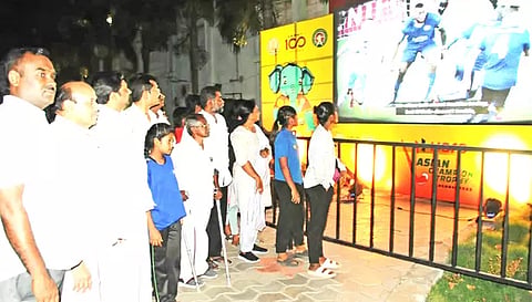 நாமக்கல் பூங்காவில் வைக்கப்பட்டுள்ள பெரிய எல்.இ.டி. திரையில் ஹாக்கி போட்டியை ரசித்து பார்த்த பொதுமக்கள்.