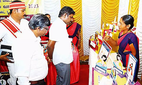 கண்காட்சி அரங்குகளை பார்வையிட்ட காட்சி.