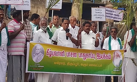 ஆர்ப்பாட்டத்தில் ஈடுபட்ட விவசாயிகளை படத்தில் காணலாம்.