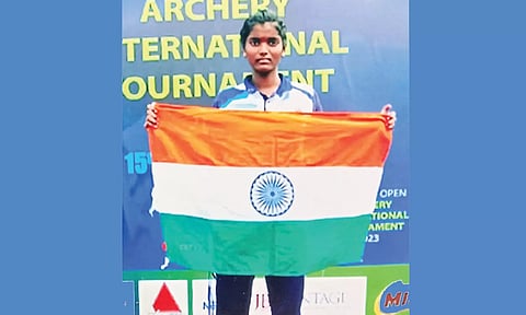 சாதனை படைத்த மாணவி சுப்புலட்சுமி என்ற மேகலா.