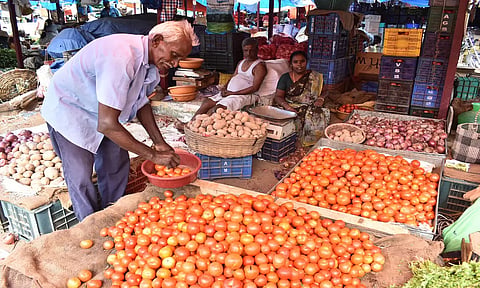 ஈரோடு வ.உ.சி. மார்க்கெட்டில் தக்காளி விலை குறைந்தது
