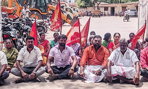 முற்றுகை போராட்டத்தில் ஈடுபட்டவர்களை படத்தில் காணலாம்.
