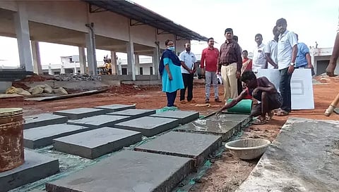 புதிய பஸ் நிலைய கட்டுமான பணிகளை நகராட்சிகளின் மண்டல இயக்குனர் பூங்கொடி அருமைக்கண் பார்வையிட்டு ஆய்வு செய்தார்.