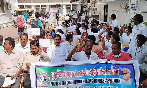 செவிலியர் போராட்டத்திற்கு ஆதரவு தெரிவித்து ஆர்ப்பாட்டத்தில் அ.தி.மு.க. மாநில செயலாளர் அன்பழகன் பங்கேற்ற காட்சி.