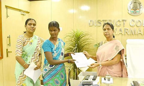  முதல்-அமைச்சரின் பெண் குழந்தைகள் பாதுகாப்புத்திட்டத்திற்கான வைப்பு தொகை ரசீதுகளை பயனாளிக்கு மாவட்ட கலெக்டர் சாந்தி வழங்கினார்.