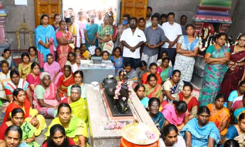 திருப்பூர் வாலிபாளையம் முருகன் கோவிலில் தரிசனம் செய்ய குவிந்த பக்தர்கள். 