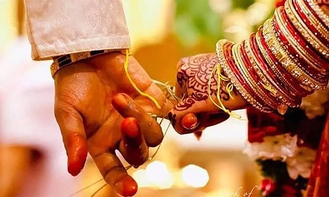 16 வயது சிறுமிக்கு 35 வயது வாலிபருடன் டும்... டும்... மணமகளின் தாய் கைது