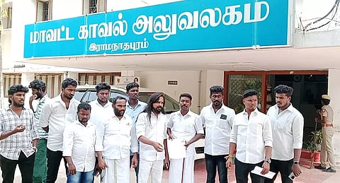 ராமநாதபுரம் போலீஸ் சூப்பிரண்டு அலுவலகத்தில் தேவேந் திரகுல மக்கள் முன்னேற்ற பேரவை நிறுவன தலைவர் எஸ்.ஆர்.பாண்டியன் தனது ஆதரவாளர்களுடன் புகார் அளிக்க வந்தபோது எடுத்தபடம்.
