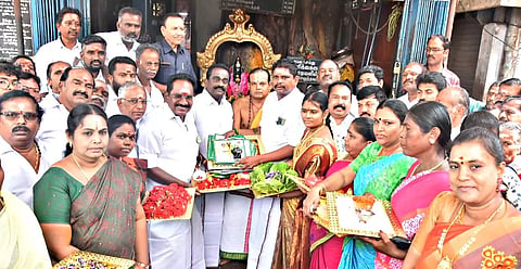 மதுரை காமராஜர் சாலை பகுதியில் முன்னாள் அமைச்சர் செல்லூர் ராஜூ வெற்றிலை பாக்குடன் பொதுமக்களுக்கு அழைப்பிதழ் கொடுத்து அ.தி.மு.க. மாநாட்டிற்கு அழைப்பு விடுத்தார். அருகில் நிர்வாகிகள் வில்லாபுரம் ராஜா, எம்.எஸ்.பாண்டியன், அண்ணாதுரை, குமார், ரூபினி, சண்முகவள்ளி உள்பட பலர் உள்ளனர்.