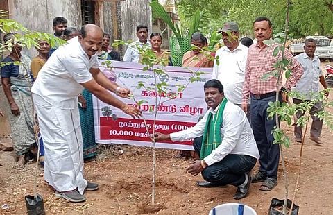 ஆழ்வார்திருநகரி ஊராட்சி ஒன்றிய வளாகத்தில் சேர்மன் ஜனகர் மரக்கன்றுகள் நடும்பணியை தொடங்கி வைத்தார்.