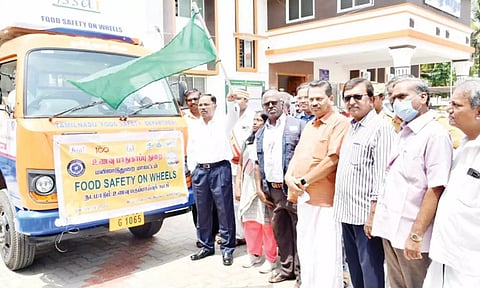 நடமாடும் உணவு பகுப்பாய்வு கூட வாகனத்தை மாவட்ட கலெக்டர் மகாபாரதி கொடியசைத்து தொடங்கி வைத்தார்.