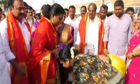 அமைச்சர் ரோஜா காலில் விழுந்து மூதாட்டிகள் வணங்கிய காட்சி.
