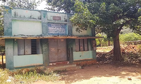 பராமரிப்பின்றி காணப்படும் சமுதாய கூடம்.