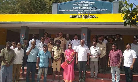 புதிதாக திறக்கப்பட்ட பேருந்து நிறுத்தம்.