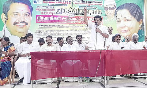 மதுரை அ.தி.மு.க. மாநாட்டுக்கு தொண்டர்கள் குடும்பத்துடன் திரண்டு வர வேண்டும்- வி.அலெக்சாண்டர் வேண்டுகோள்