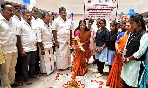 ஓசூரில் புதிதாக கட்டப்பட்டுள்ள அரசு பிற்படுத்தப்பட்டோர் நல கல்லூரி மாணவிகள் விடுதியில் கலெக்டர் சரயு குத்துவிளக்கேற்றிய போது எடுத்த படம். அருகில் ஒய்.பிரகாஷ் எம்.எல்.ஏ., மேயர் சத்யா, துணை மேயர் ஆனந்தய்யா, ஆணையாளர் சினேகா, உதவி கலெக்டர் சரண்யா ஆகியோர் உள்ளனர்.