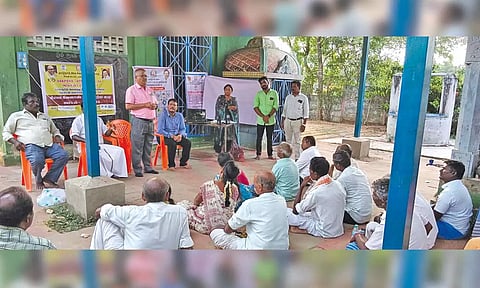 சீர்காழியில் முன்னேற்றக்குழு கூட்டம் நடந்தது.