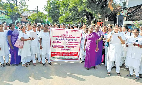 மயிலாடுதுறையில் செவிலியர்கள் ஆர்ப்பாட்டத்தில் ஈடுபட்டனர்.