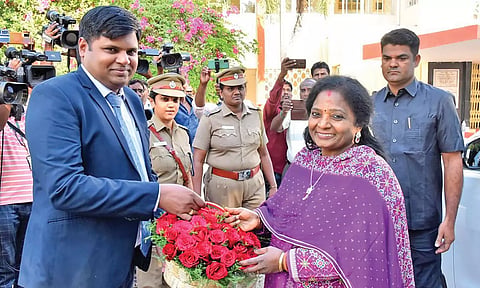 கவர்னர் தமிழிசை சவுந்தரராஜனை மாவட்ட கலெக்டர் கார்த்திகேயன் பூங்கொத்து கொடுத்து வரவேற்ற காட்சி.