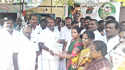 அ.தி.மு.க. மாநாடு அழைப்பிதழ் வழங்கிய முன்னாள் அமைச்சர்