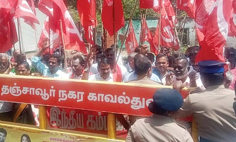 தஞ்சை தலைமை தபால் நிலையத்தை முற்றுகையிட்ட இந்திய கம்யூனிஸ்ட் கட்சியினர்.