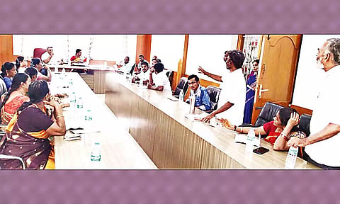 அவினாசி பேரூராட்சி கூட்டம் நடந்தபோது எடுத்தப்படம். 