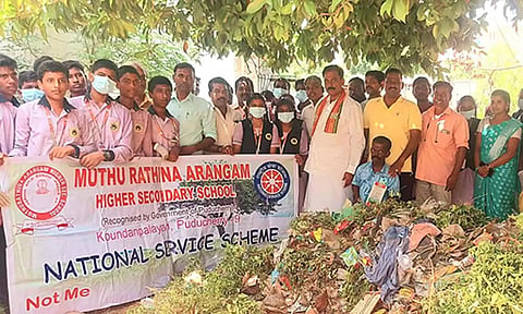 தூய்மை பணியை ஜான்குமார் எம்.எல்.ஏ. தொடங்கி வைத்த காட்சி.