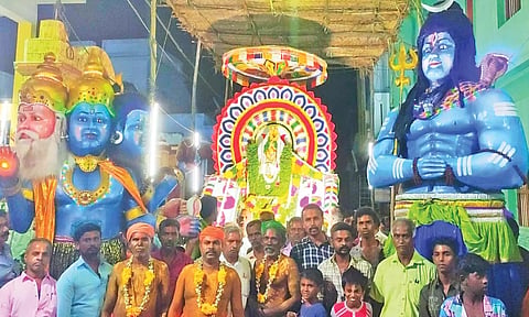 முக்கூடலில் சுவாமி நாராயணர் அலங்கரிக்கப்பட்ட சப்பரத்தில் வீதி உலா வந்த காட்சி.