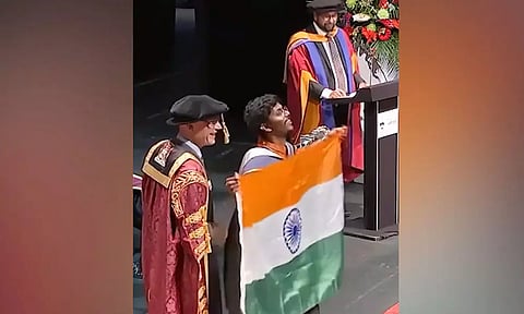 வெளிநாட்டில் நடந்த பட்டமளிப்பு விழாவில் தேசிய கொடியுடன் நடந்து வந்த இந்திய மாணவர்
