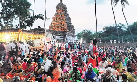 விளக்கு பூஜையில் கலந்து கொண்டவர்கள்.