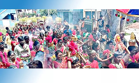 தீச்சட்டி, முளைப்பாரி எடுத்து பக்தர்கள் நேர்த்திக்கடன்