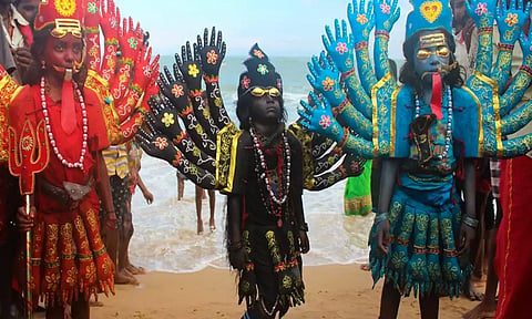 குலசை திருவிழா-கஷ்டங்களை போக்கும் காளி வேடம்