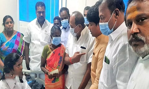அ.தி.மு.க. மாவட்ட செயலாளர் தச்சை கணேசராஜா பாதிக்கப்பட்ட மாணவர் குடும்பத்தினருக்கு நிதியுதவி வழங்கினார்.