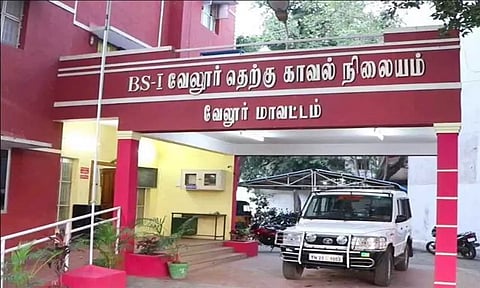 ரத்த காயங்களுடன் பெண் போராட்டம்