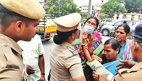 கையை அறுத்த பெண்ணை தடுத்து நிறுத்திய போலீசார்.