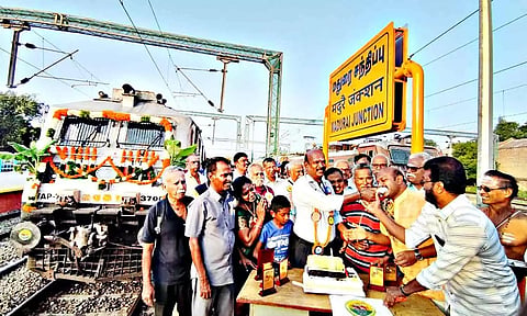 46-வது பிறந்தநாள் கொண்டாடிய மதுரை வைகை எக்ஸ்பிரஸ் ரெயில்