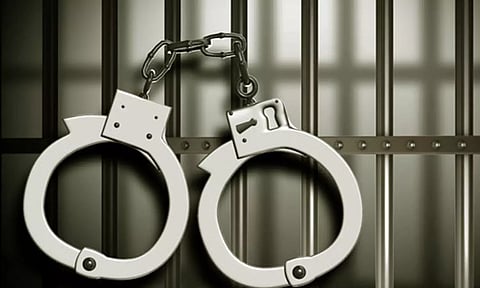 கோவையில் சேவல் சூதாட்டம் 4 பேர் கைது
