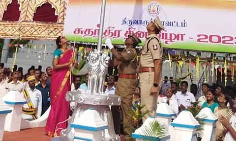 திருவாரூரில் கலெக்டர் சாருஸ்ரீ தேசியக்கொடி ஏற்றினார்.