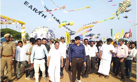 சர்வதேச பட்டம் விடும் திருவிழா நிறைவு - சுற்றுலாத்துறை அமைச்சர் பரிசுகள் வழங்கினார்