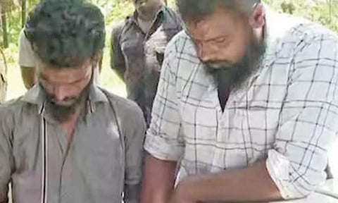 மோட்டார் சைக்கிளில் பெட்ரோல் காலியான ஆத்திரத்தில் ஹெல்மெட்டால் அடித்து தம்பியை கொன்ற வாலிபர்